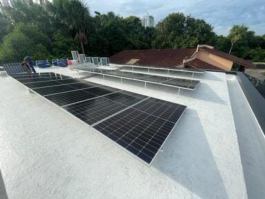 placas solares em telhado